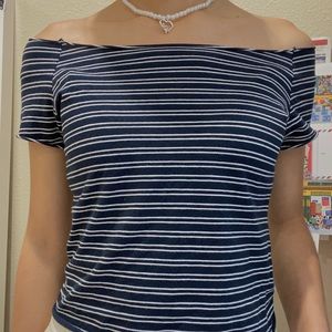 BRANDY MELVILLE SHOULDER OFF CROP TOP 🦋